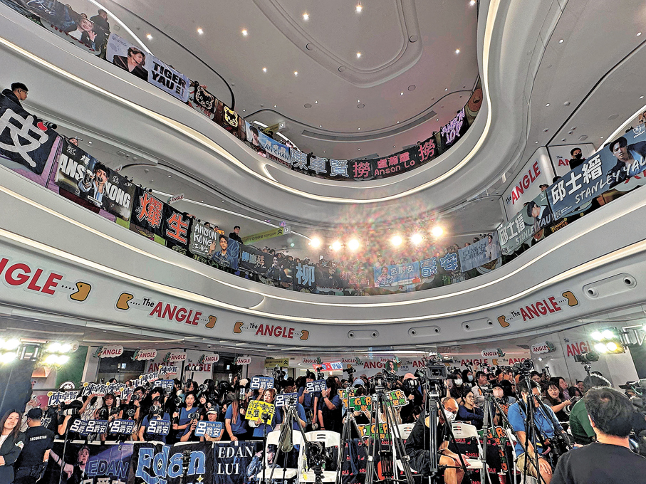 ●逾600名鏡粉到場支持，迫爆商場三層。香港文匯報記者林子棠  攝