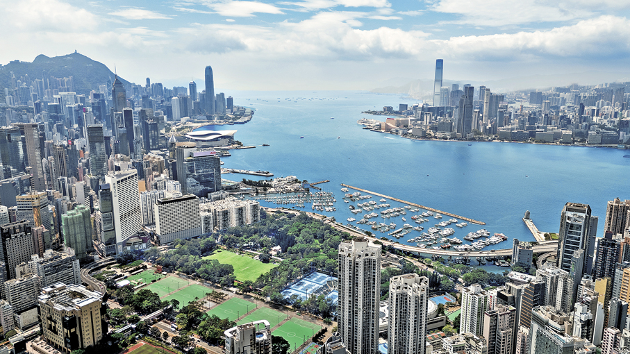 ●財庫局將透過加強及彰顯國際金融中心地位等三大方向，落實香港第一個五年規劃及新一份施政報告政策措施。圖為維港景色。 資料圖片