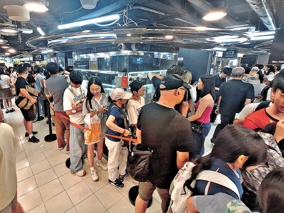 ●旺角一家相機店外人頭湧湧。香港文匯報記者黃艾力  攝