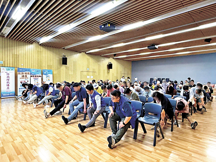 ●「防跌增肌」講座吸引約120名荃灣居民參與，參加者跟隨指示進行連串伸展及肌力訓練。 作者供圖