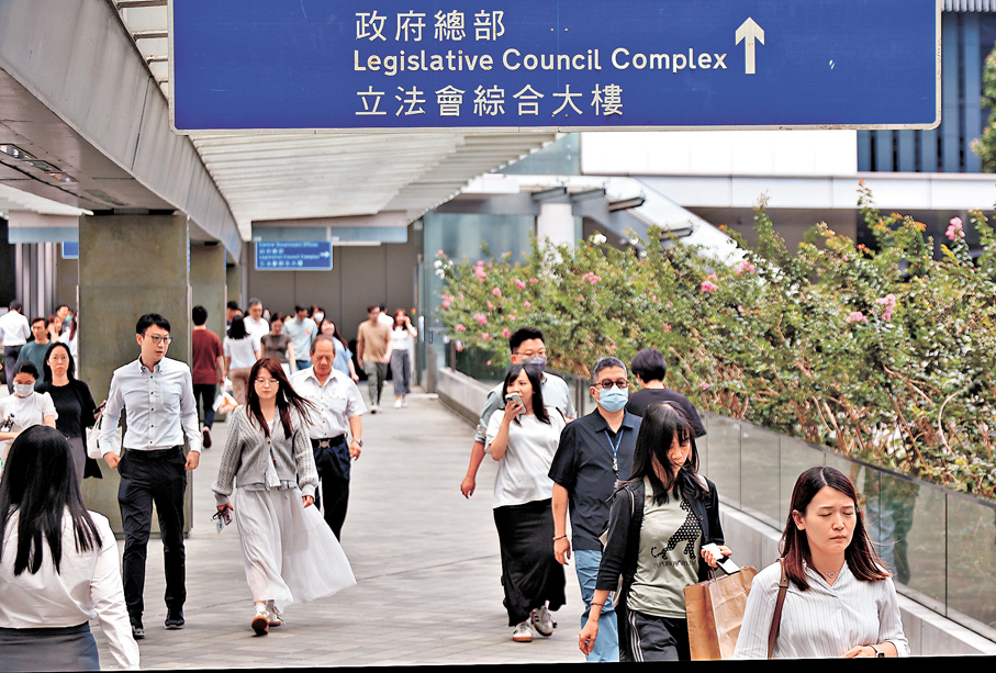 ●公務員評核制度優化計劃第一期本月起在百個負責部門主要職能或服務的職系中實施，並在完成兩個評核周期後檢討成效。圖為政府總部外的天橋。 香港文匯報記者黃艾力  攝