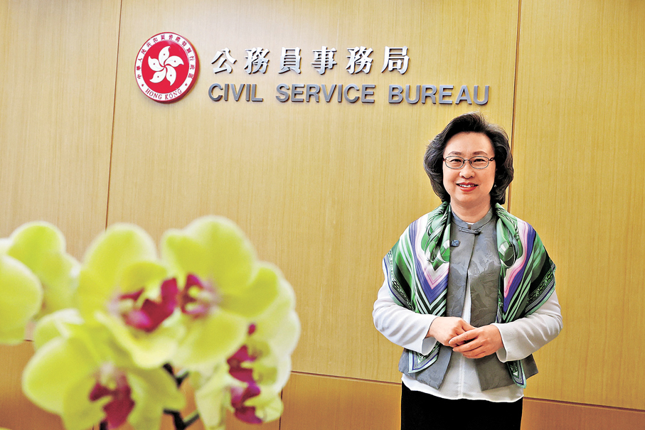 ●楊何蓓茵接受香港文匯報專訪時表示，市民的評價是衡量公務員的最大標準。 香港文匯報記者萬霜靈  攝