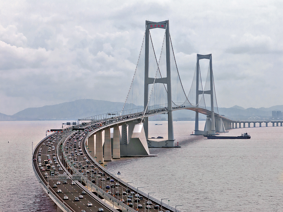 ●廣東高速公路網單日車流量創下國慶同期新高。圖為今年國慶深中通道車流。
