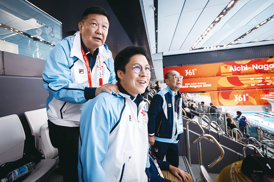 ●（左起）港協暨奧委會義務秘書長楊祖賜，副會長霍啟剛及蒙德揚，一同見證何詩蓓在女子200米自由泳奪金。