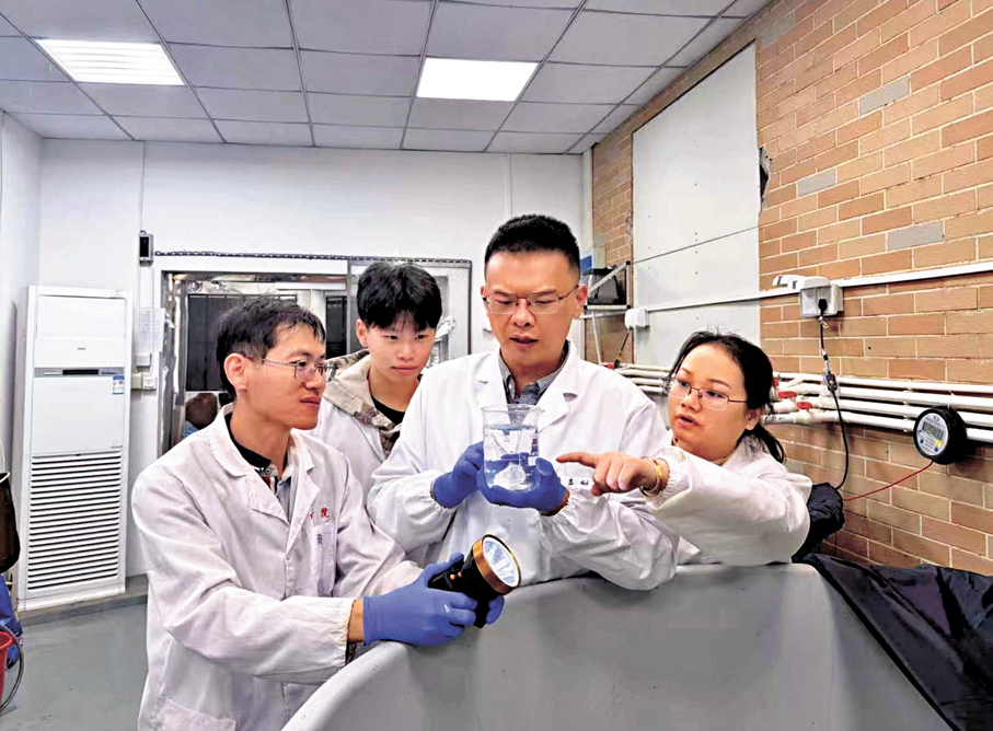 ●集美大學陳仕璽教授（右二）及團隊成員黃晶副教授（右一）與賴曉健老師（左一）等在實驗室內。
