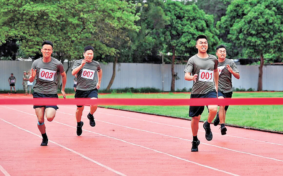 ●參賽隊員同台競技、激烈角逐，在挑戰極限中不斷突破自我。   解放軍駐香港部隊微信公眾號圖片