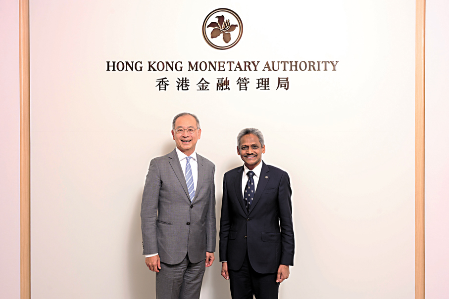 ●金管局總裁余偉文（左）與馬來西亞央行行長Abdul Rasheed Ghaffour拿督主持雙邊會議。   政府新聞處