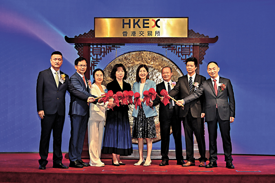 ●香港IPO市場首9個月，共有116宗新股上市。圖為今年7月7間公司一齊敲鑼。 資料圖片