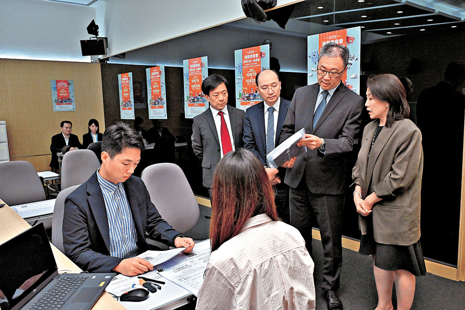 ●選管會主席陸啟康(右二)日前視察選舉委員會界別分組一般選舉的選舉主任辦事處。 政府新聞處