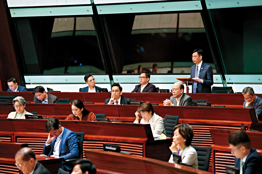 ●立法會內會主席陳振英提出動議。 香港文匯報記者萬霜靈  攝