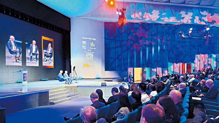 ●許正宇（台上中）在意大利索倫托出席全球貴金屬會議2026，於專題討論環節向與會者介紹香港為建立黃金交易生態圈而推動的一系列措施和最新進度。 