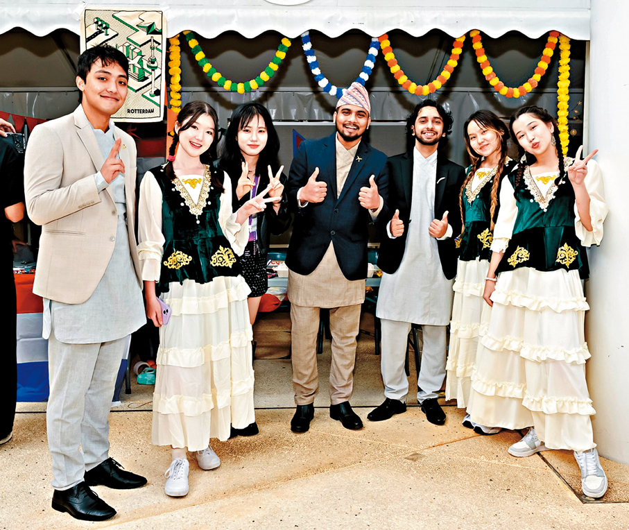 ●非本地生Anukaran SUBEDI（右三）去年參與嶺大國際日。 嶺大供圖