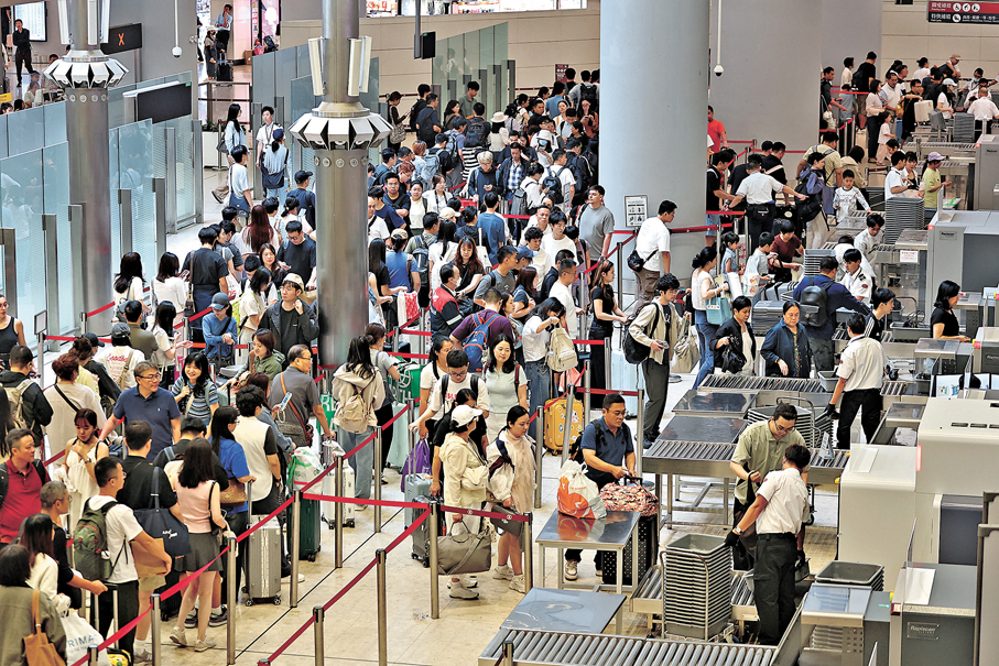●黃金周七天累計訪港旅客入境數字約159萬人次。圖為高鐵西九龍站昨日迎來大批回程旅客。香港文匯報記者黃艾力  攝