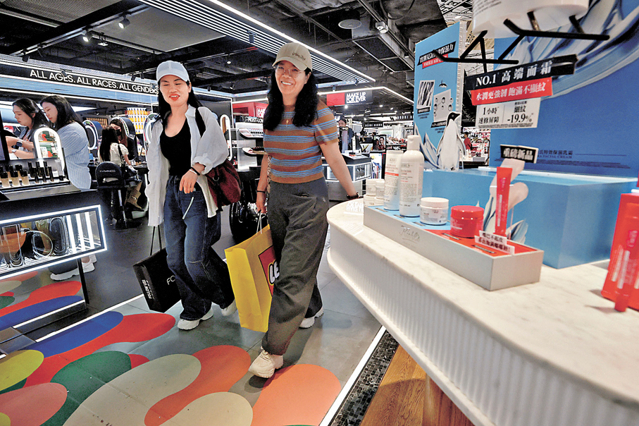●旅客在商場購物時展現笑顏。香港文匯報記者郭木又  攝