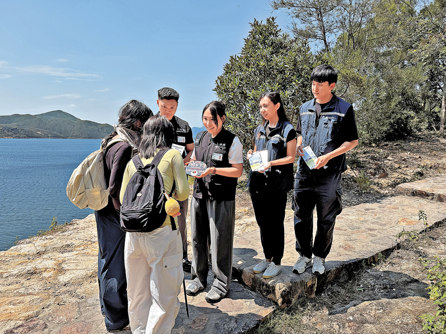 ●圖示入境處及旅監局人員向市民及旅客派發宣傳單張，呼籲切勿聘用非法領隊或導遊。   政府新聞處