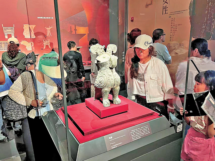 ●圖為遊客參觀安陽殷墟婦好墓出土的鴞尊。 資料圖片