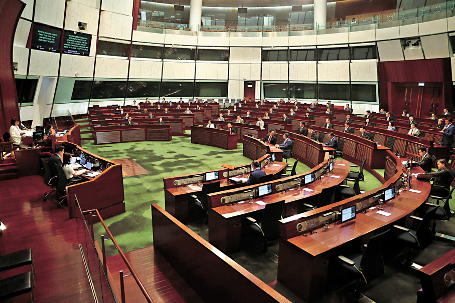 ●立法會昨日繼續合併辯論有關香港第一個五年規劃和新一份施政報告的議案。香港文匯報記者萬霜靈  攝
