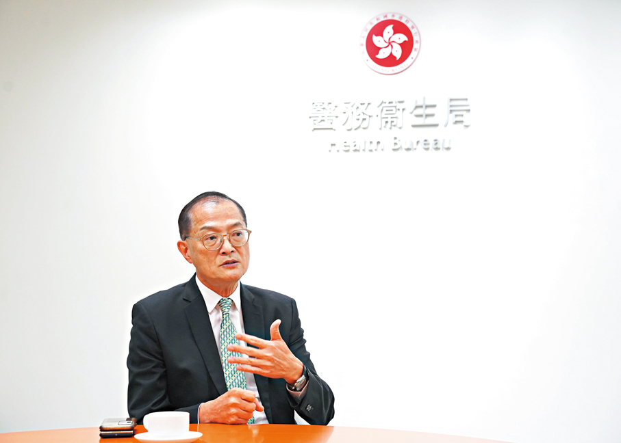 ●醫務衞生局局長盧寵茂希望護士畢業生由學生變成真正專業的護士。   香港文匯報記者曾興偉  攝