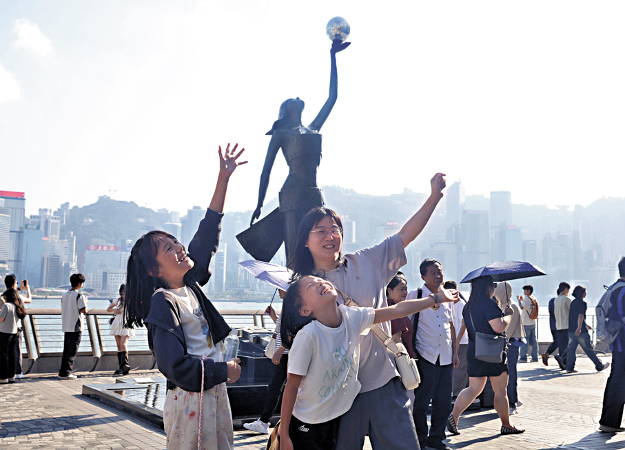 ●今年國慶黃金周訪港內地旅客超過141萬人次，按年上升近9.5%。  香港文匯報記者郭木又  攝