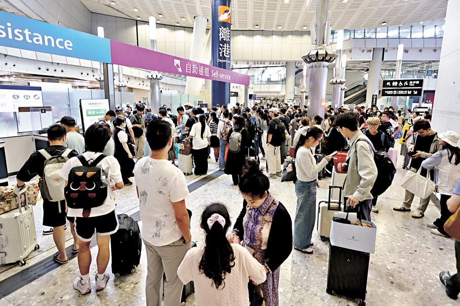 ●廣深港高鐵10月4日迎來客流高峰，發送跨境旅客13.5萬人次。 香港文匯報記者黃艾力  攝