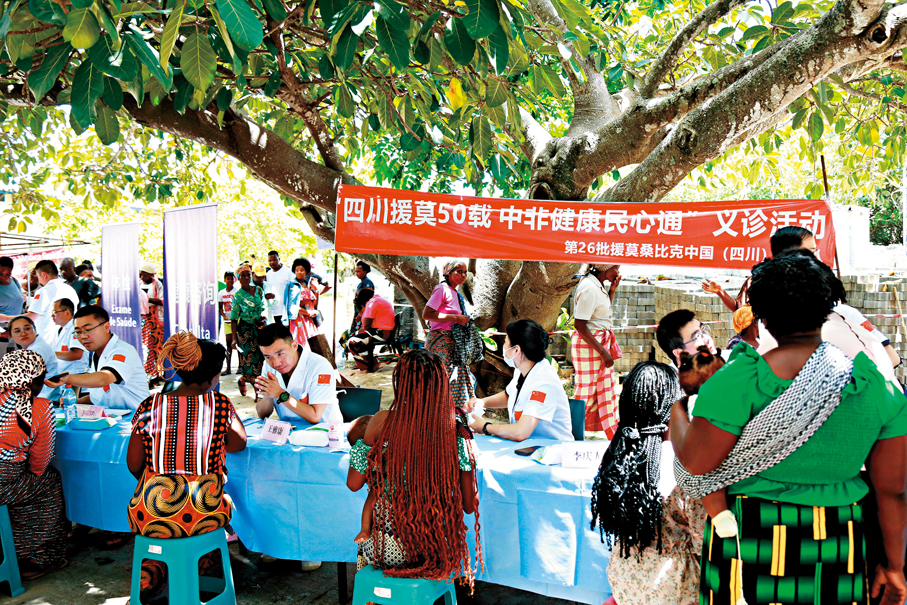 ●中國六十餘年持續開展對外醫療援助，向全球多個國家和地區派遣援外醫療隊。圖為2月1日，第26批中國援莫桑比克醫療隊醫生在莫桑比克的伊尼亞卡島開展義診。 資料圖片