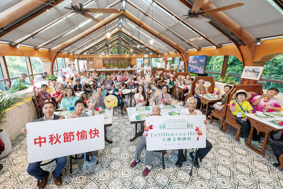 ▲大澳長者居民於Tai O Lookout聚餐，享用大澳特色餐點，樂也融融。