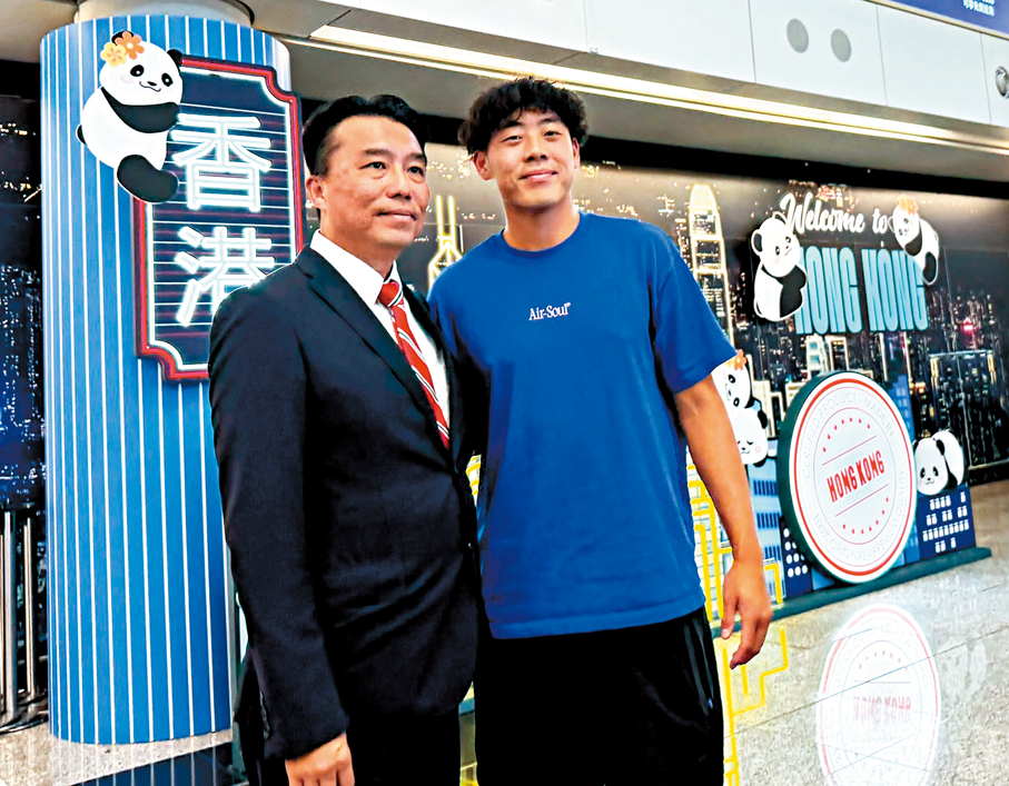 ●黃澤林父親（左）到場接機。