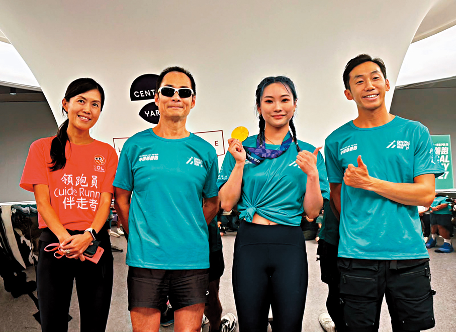 ●沈曉榆（右二）與其他選手合照。   香港文匯報記者郭正謙  攝