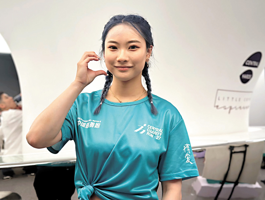 ●沈曉榆昨出席活動時笑容滿面，並擺出心形手勢留影。   香港文匯報記者郭正謙  攝