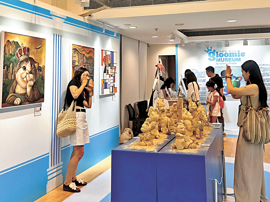 ●觀眾紛紛做托腮狀和展品合影打卡。 記者陳藝 攝