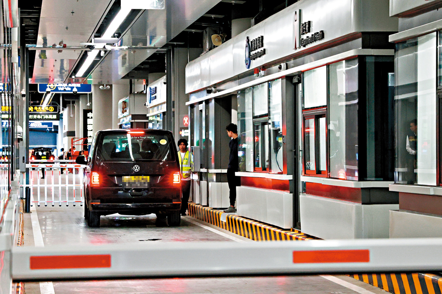 ●圖為私家車進行「五合一」車檢。 資料圖片