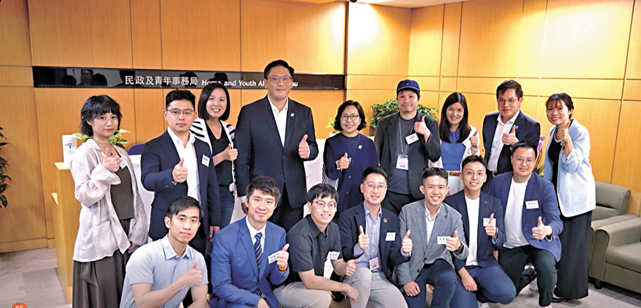 ●民青局局長麥美娟及副局長梁宏正在出發前與青年代表會面。民政及青年事務局Fb截圖