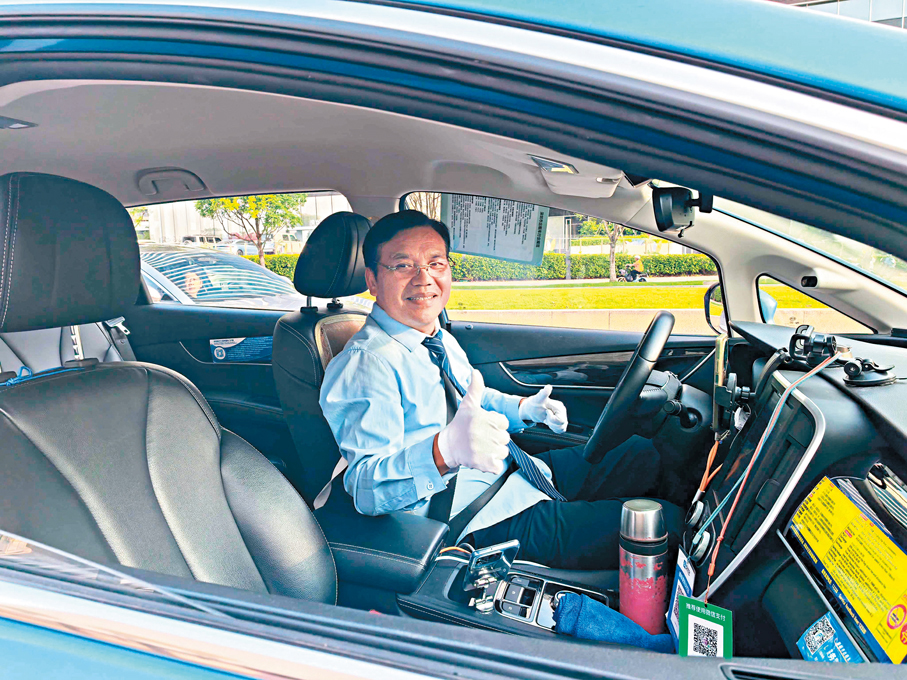 ●龍忠良已在深圳駕駛出租車26年。他自學練就流利英語口語，還掌握德、法、西、意、葡等多國基礎交際用語。香港文匯報記者郭若溪  攝