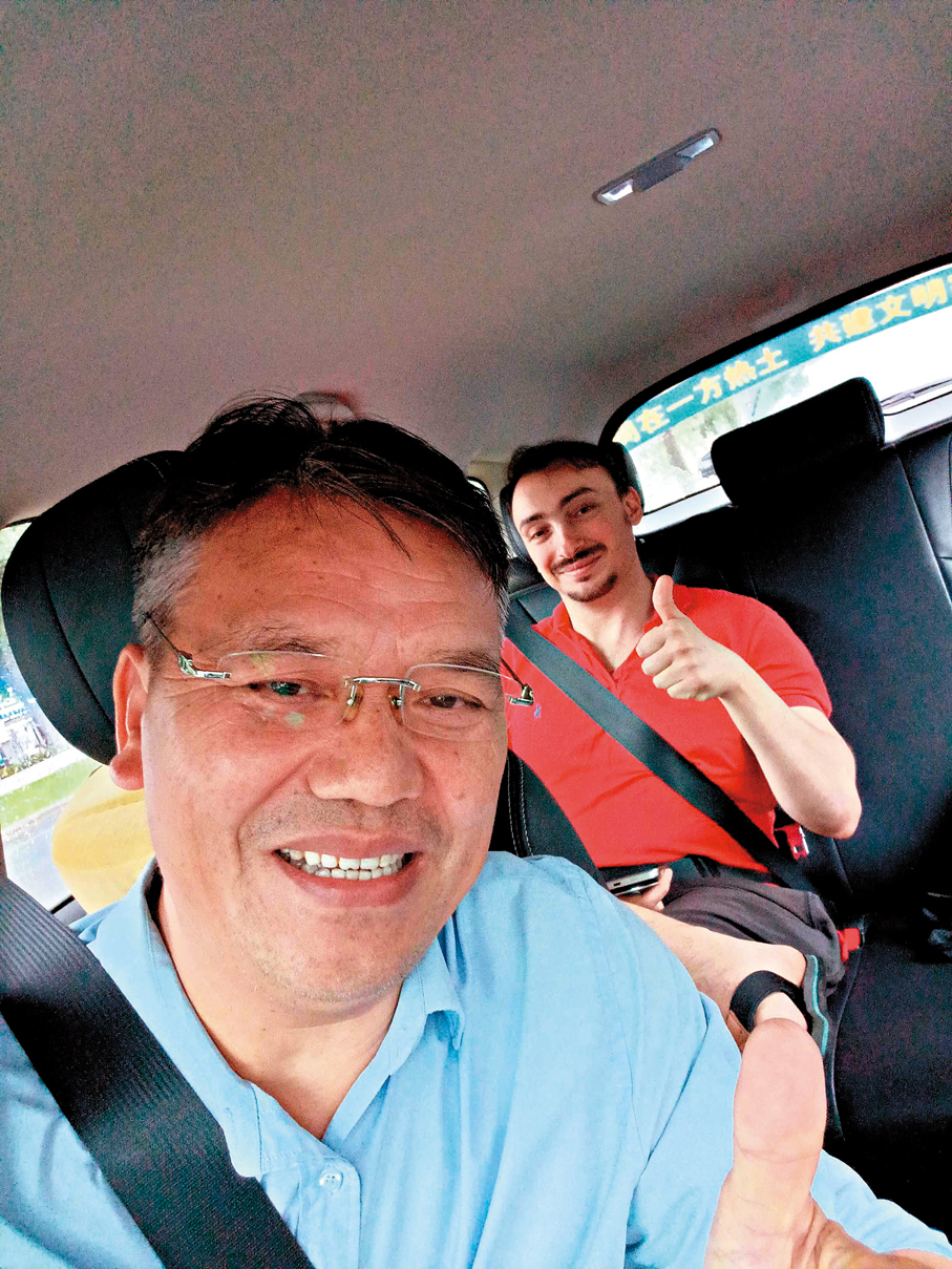 ●龍忠良與外國乘客。 香港文匯報深圳傳真
