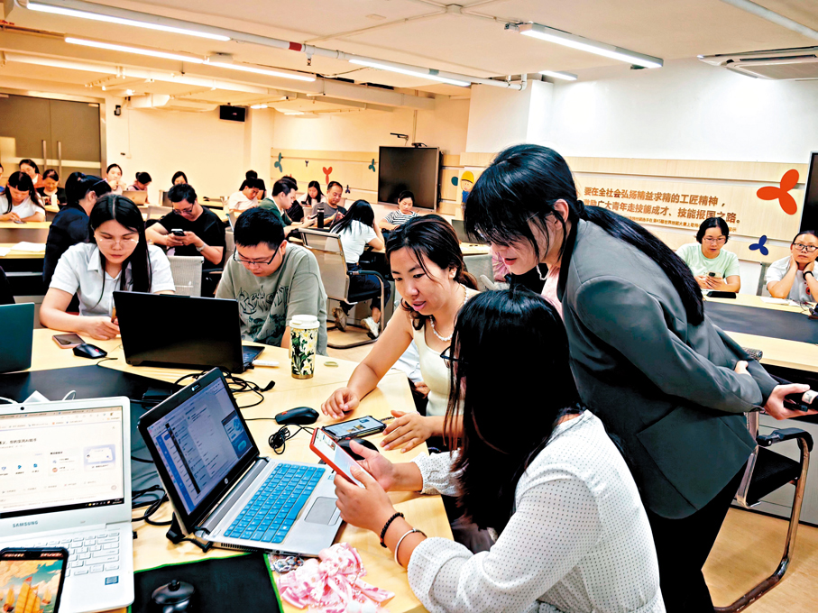 ●人社部：開展適應人工智能發展促就業行動。圖為早前深圳市，人工智能培訓師在社區授課。資料圖片