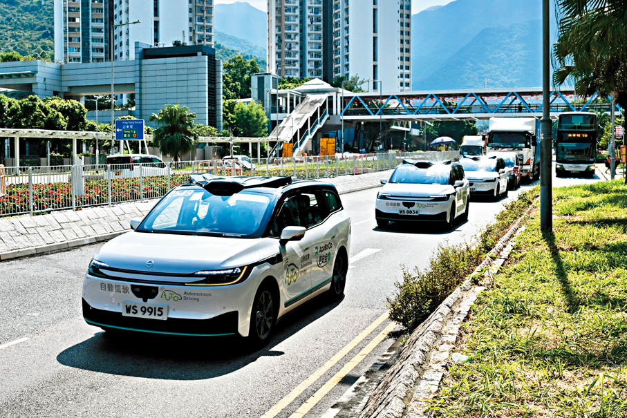 ●運輸署自動車促進組成員昨日視察東涌自動車測試項目，並試乘自動私家車，全程穩定暢順。 政府新聞處