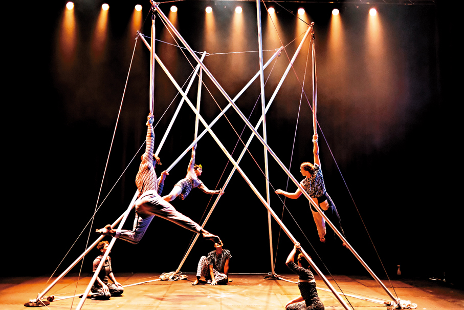 ●《In Common》One Fell Swoop Circus （澳洲）。攝影：Aaron Walker Photography