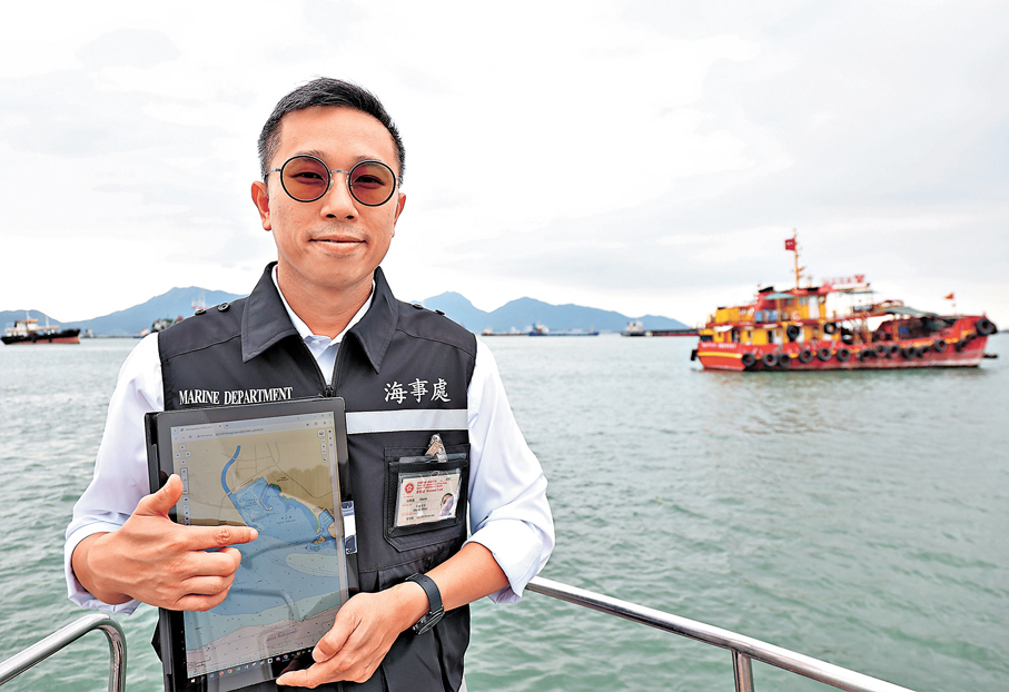 ●電子海圖手機應用程式相當普及，打開手機就能實時定位、查詢附近航海風險。 香港文匯報記者黃艾力  攝