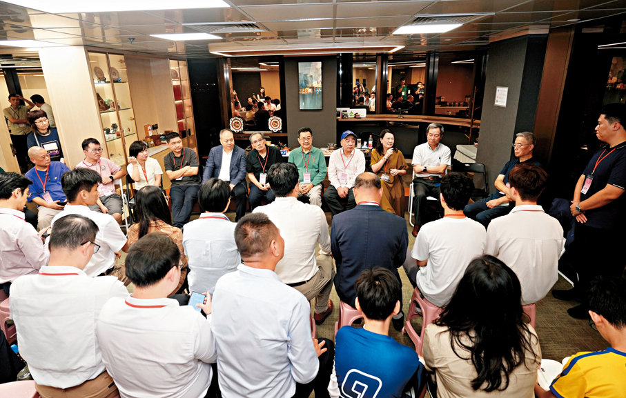●香港青年代表與先賢後輩展開交流。 大公文匯全媒體記者馬丁  攝