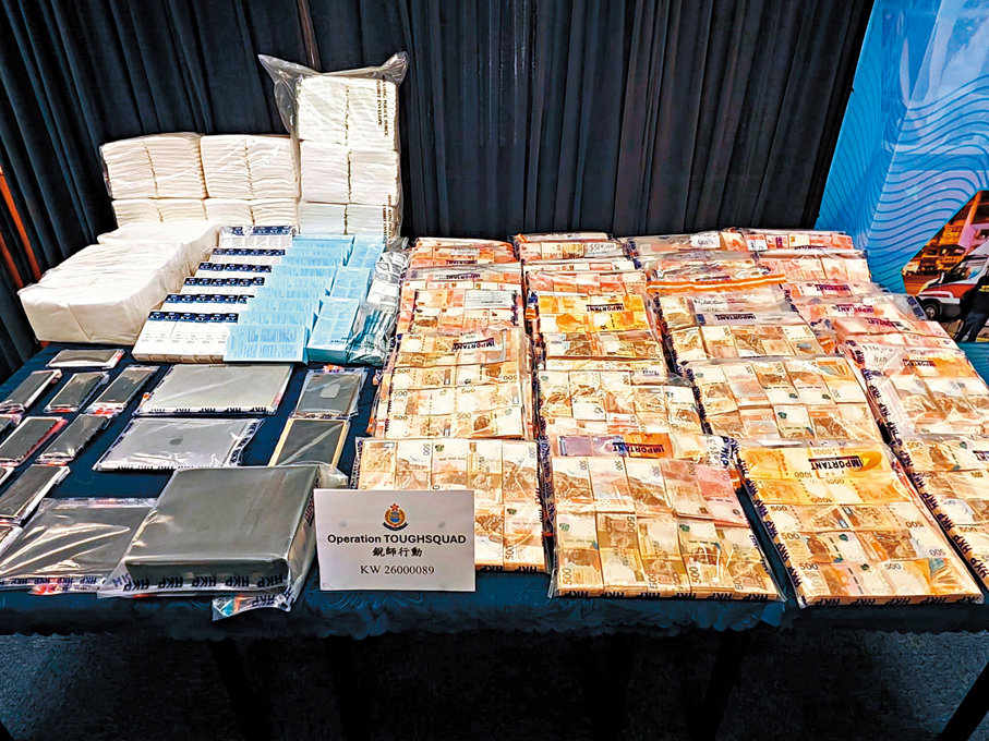 ●警方檢獲逾1,800萬元現金。香港文匯報記者劉友光  攝