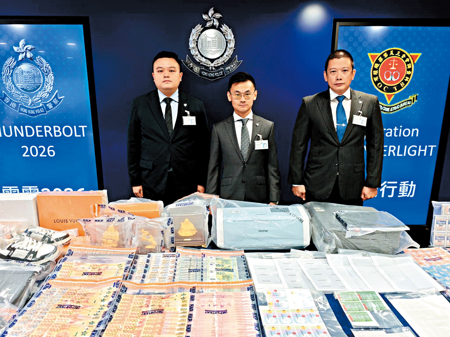 ●警方搗破越南幫犯罪集團，檢獲大量證物。香港文匯報記者劉友光  攝
