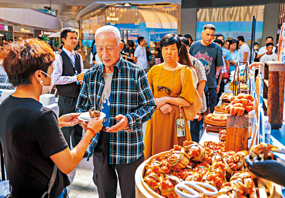 ●活動現場市民品嘗大閘蟹。