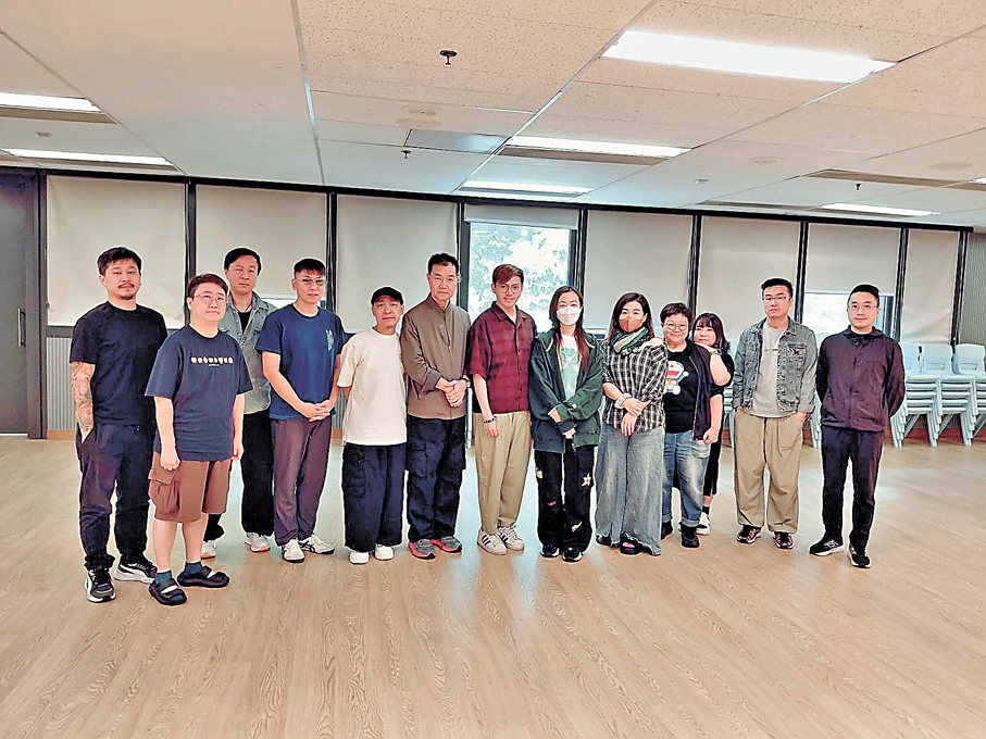 ●台前幕後綵排後大合照。 御玲瓏粵劇團供圖