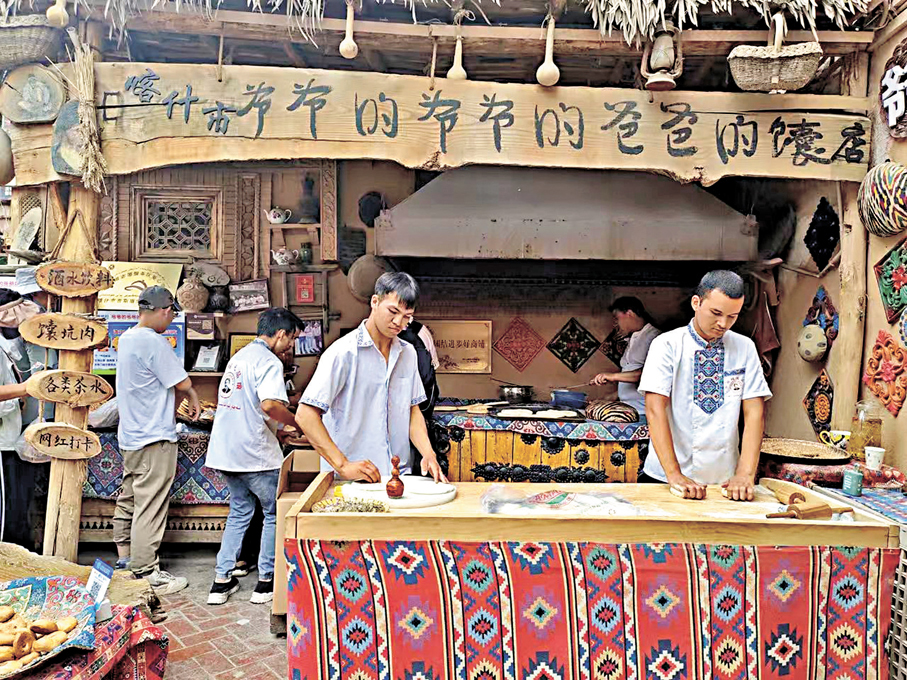 喀什古城西區的巷子裏，這家名為「爺爺旳爺爺的爸爸的饢」，吸引各地遊客慕名而來。