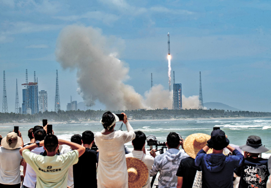 海南商業航天發射場成了中國新旅遊熱點。圖為 7月10日遊客觀看長征十號乙運載火箭發射。