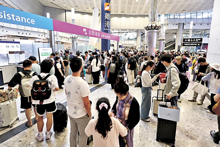 ●香港高鐵北上廣東站點持續增多，方便兩地民眾跨境出行。圖為早前，人們在香港西九龍高鐵站內候車。資料圖片