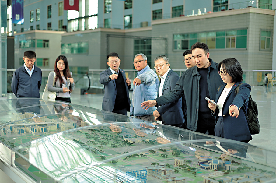 ●香港特區政府機電署一行參訪納扎爾巴耶夫大學，聽取校方介紹。 受訪者供圖