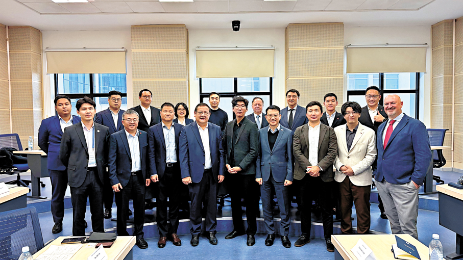 ●香港特區政府機電署一行在納扎爾巴耶夫大學與當地氫能相關企業代表會談，了解當地氫能發展趨勢及進展等。   香港文匯報記者孫曉旭  攝