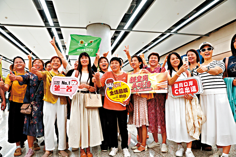 ●旅行團嘗到新皇崗的「頭啖湯」。       香港文匯報記者萬霜靈  攝