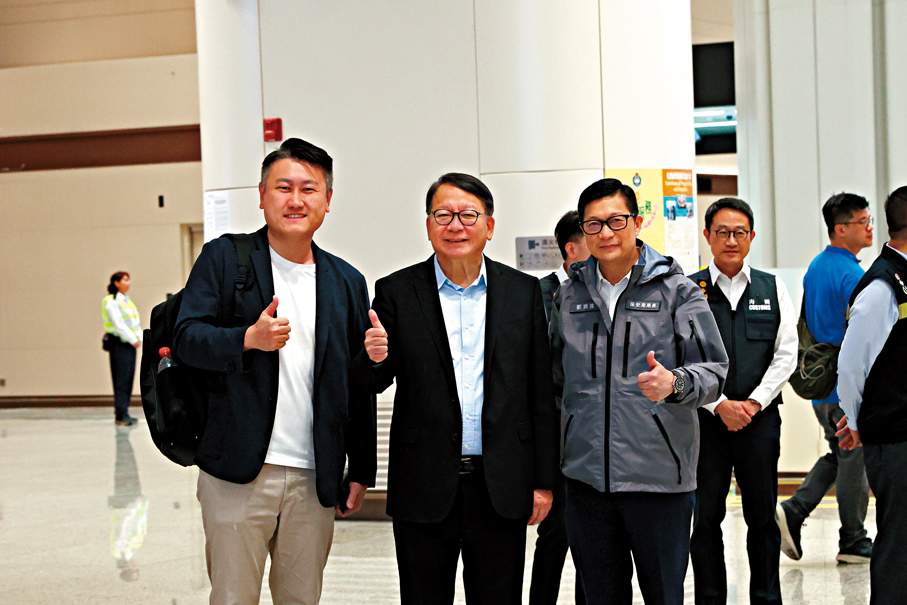 ●陳國基及鄧炳強視察口岸運作。   香港文匯報記者萬霜靈  攝